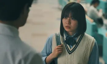 莉子“蒼”の母・国仲涼子“遥”が倒れ、竹財輝之助“豊”から予断を許さない状況だと知らされる<3年C組は不倫してます。>