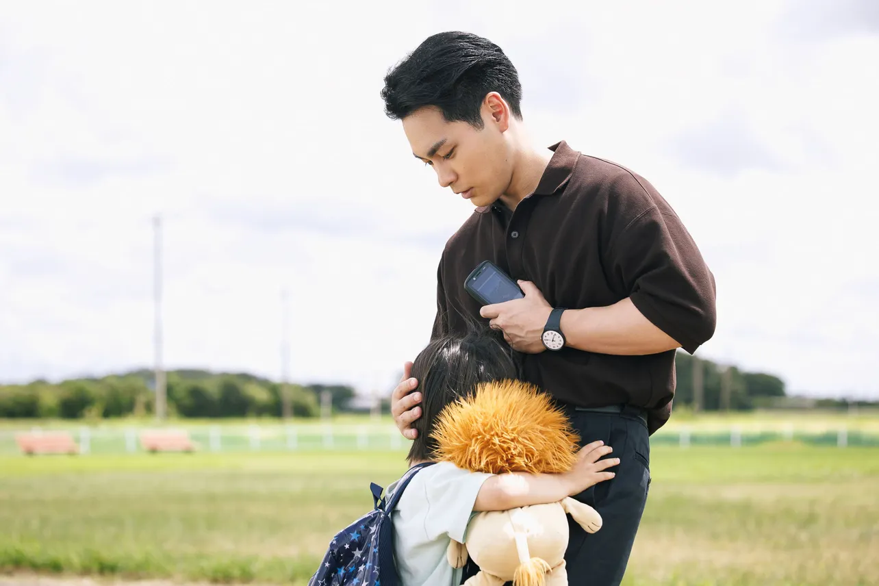 【写真】はぐれたライオン(佐藤大空)の頭を優しく触る洸人(柳楽優弥)