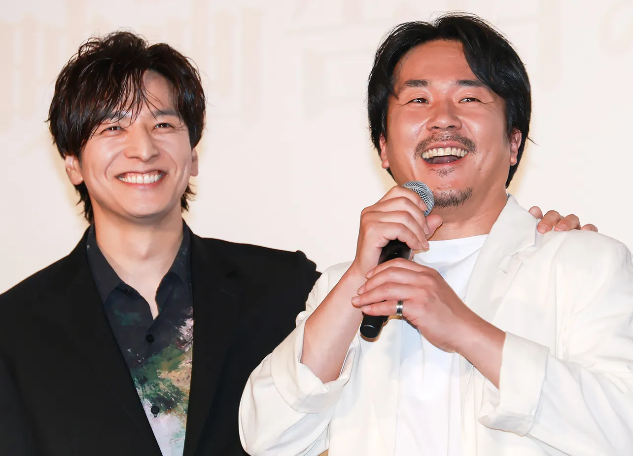 【写真】楽しそう！そろって舞台あいさつに登壇した生田斗真＆ヤン・イクチュンの肩組みショット