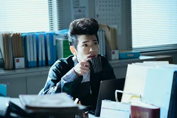 影山拓也“矢口”が桐谷健太“栗山”に倣って理容店へ…リーゼントになった姿に「かわい過ぎる」の声＜Qrosの女＞