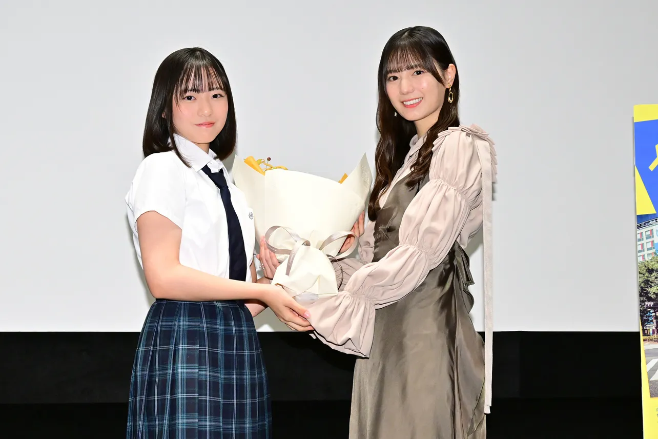 日向坂46の小坂菜緒(写真左)が主演の正源司陽子に花束を贈った