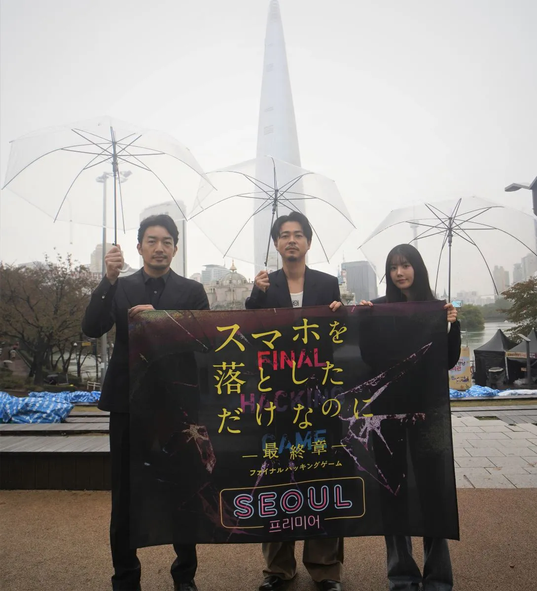 【写真】韓国・ソンパナル公園で記念撮影をする成田凌、クォン・ウンビ、大谷亮平