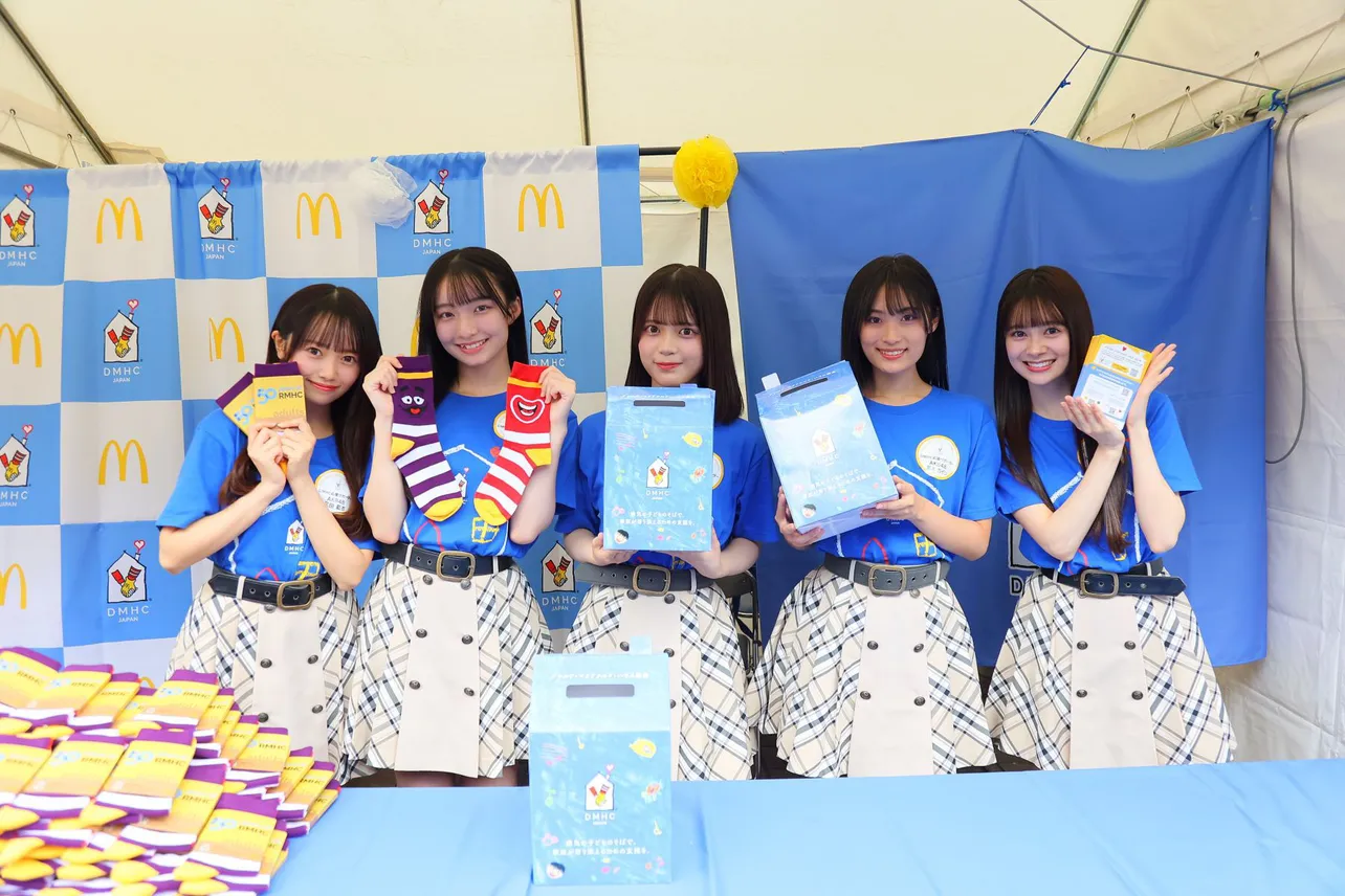 AKB48・19期生、マクドナルドのチャリティイベント「青いマックの日」に参加