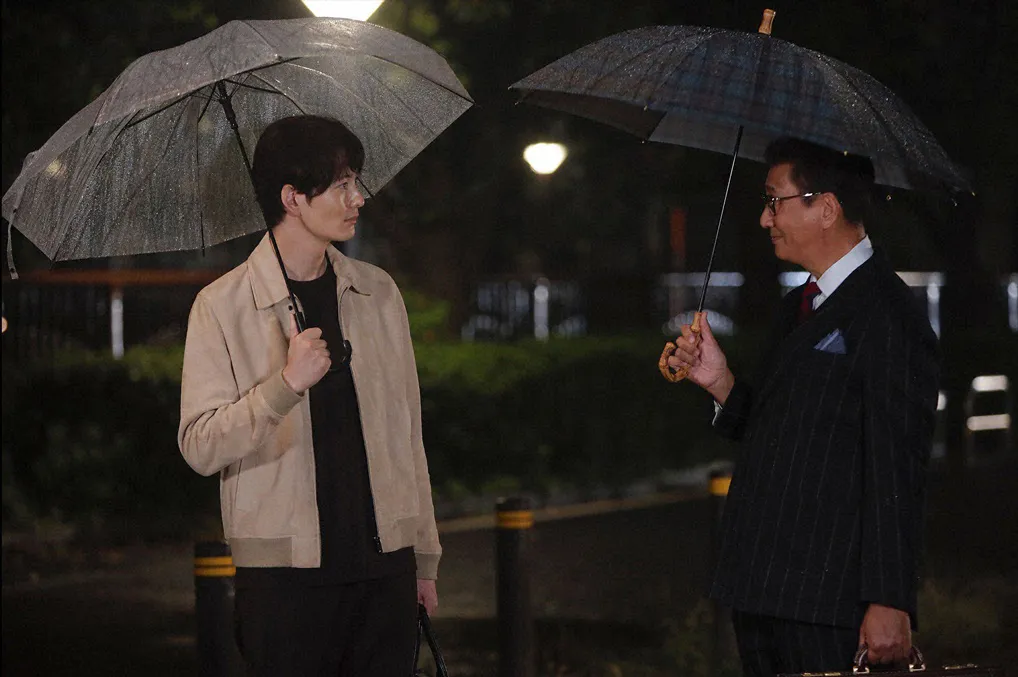 【写真】雨の中、傘をさして向き合う歩(岡田将生)と静(中井貴一)