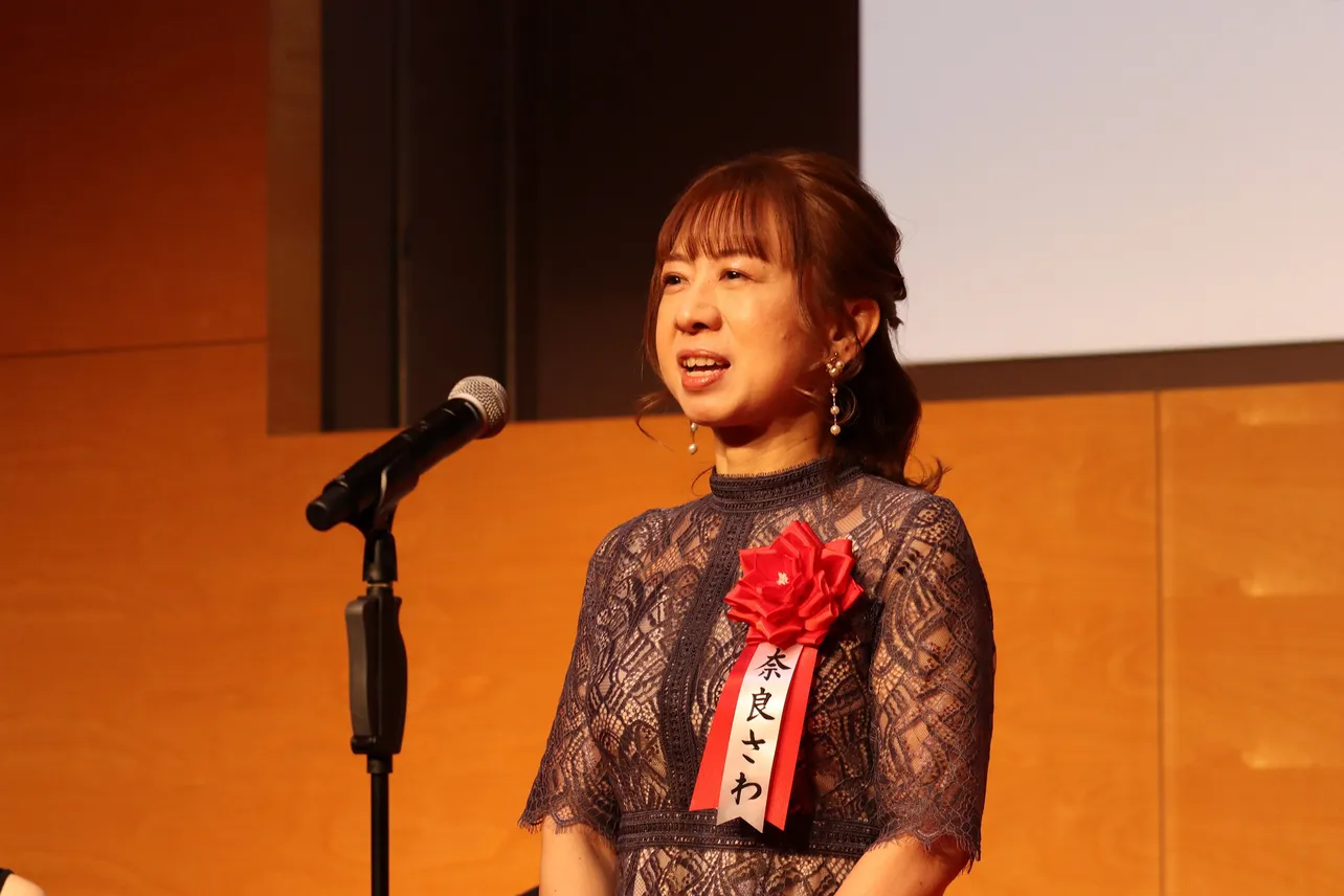 奈良さわ氏は、「テレビが好きで、ドラマが好きで、音楽が好きで、バンドが好きで…。たくさんの愛を込めた作品が評価されたことがとてもうれしいです」と告白