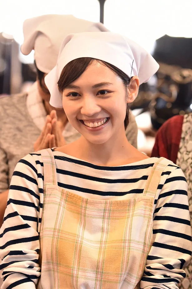【写真を見る】縫製課で最年少の仲下美咲役の吉谷彩子。「美咲は不器用だけど仕事は真面目で諦めないところが魅了的な子だと思います」