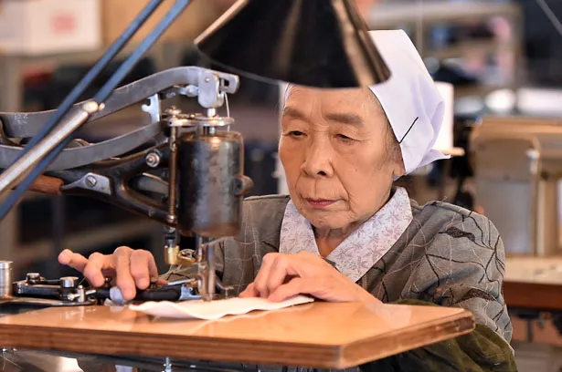 縫製課の最年長・西井冨久子役の正司照枝。「『こはぜ屋』のミシンの音とともに歩んできた老女の人物像に思いを馳せております。 “シューズ陸王”の完成に寄与できますように…」