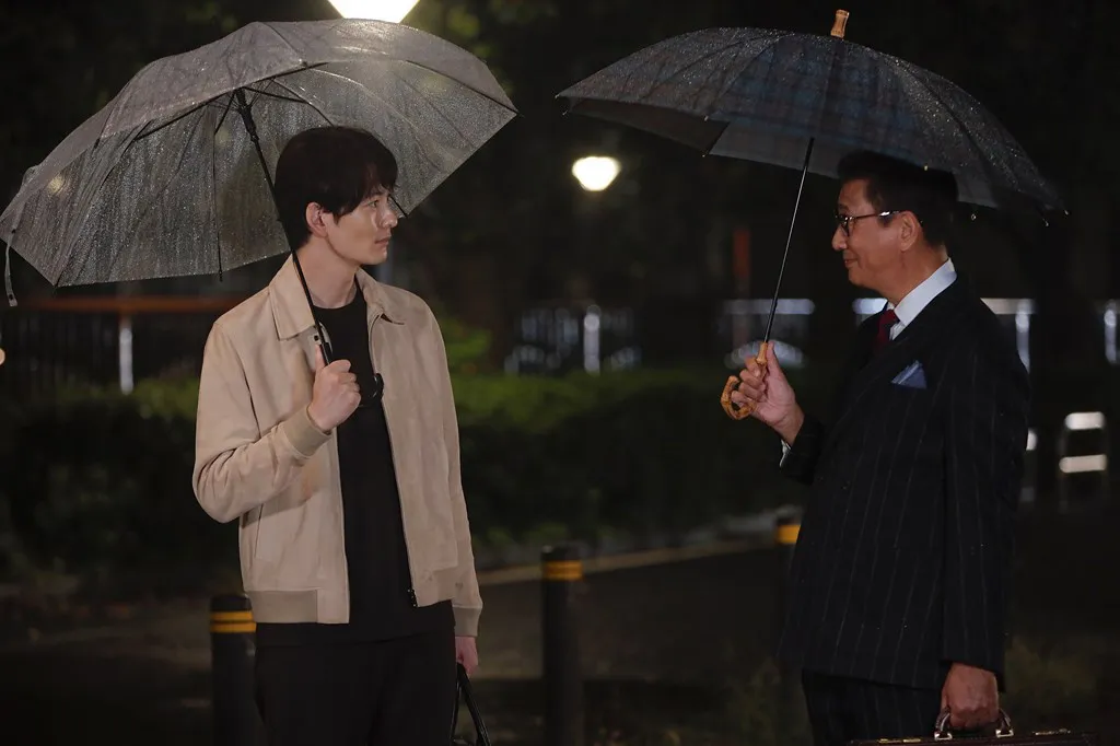 【写真】雨の中向かい合い、互いに微笑む歩(岡田将生)と静(中井貴一)