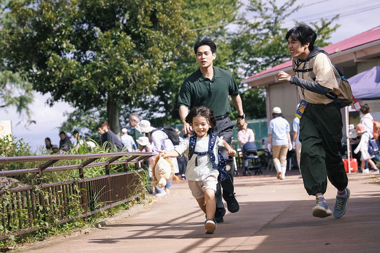 【写真】駆け出す佐藤大空“ライオン”と坂東龍汰“美路人”を追いかける柳楽優弥“洸人”