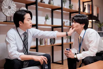 菊池風磨“黒澤”が杢代和人“伊丹”の頬をムギュ、あふれ出る嫉妬心にドキドキ<私たちが恋する理由>