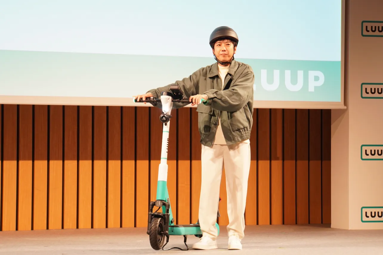 【写真】二宮和也、ヘルメットを被りLUUPに乗って登場