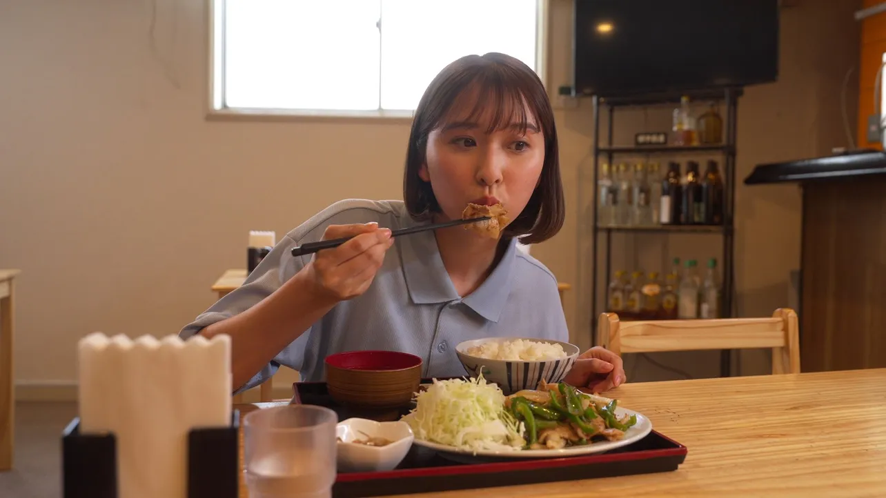 【写真】熱波師としてのデビュー戦を無事に終え、“サウナ飯”を堪能する玉井詩織“由香里”