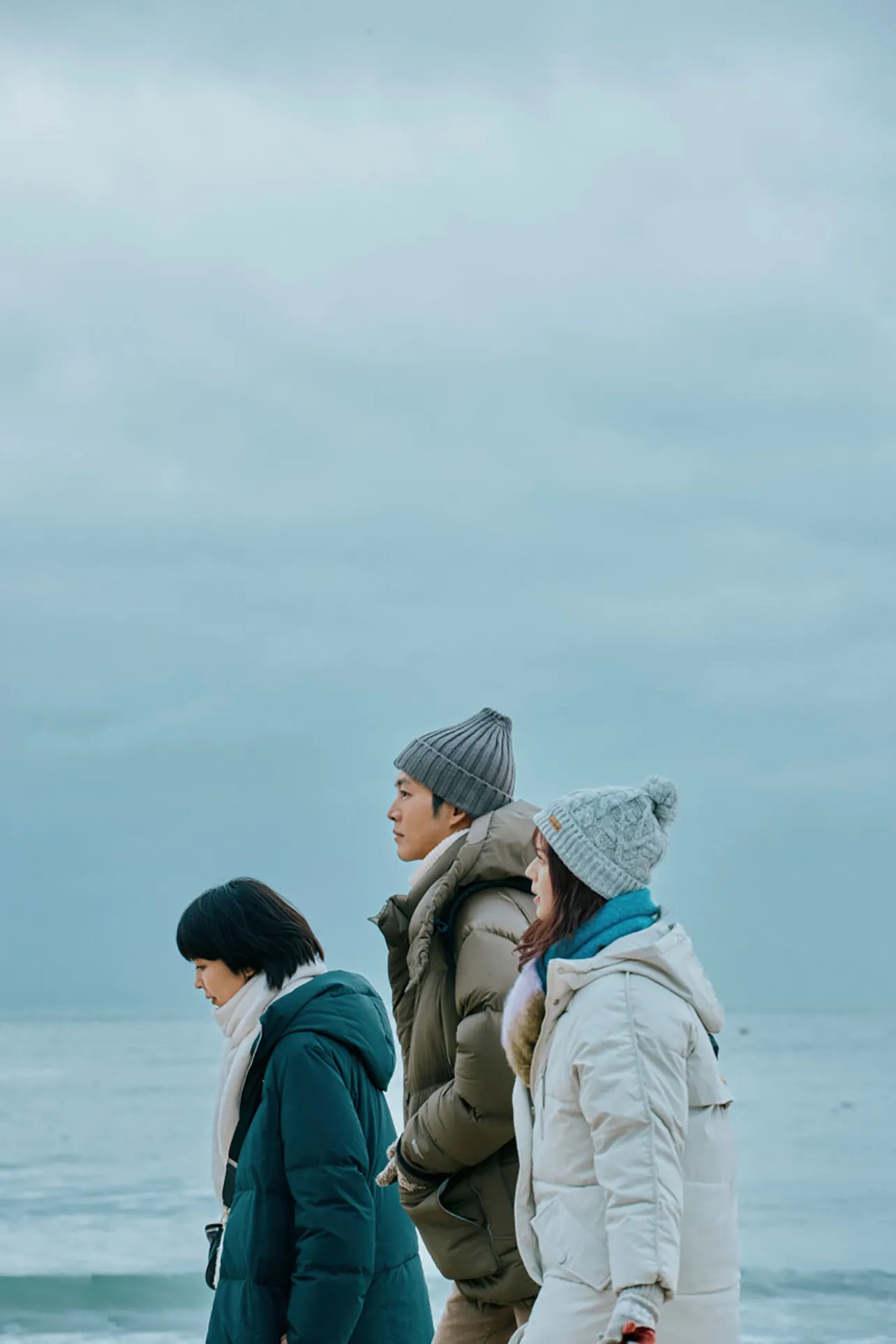 【写真】海辺を歩く松たか子“葉子”、多部未華子“都子”、松坂桃李“潮”