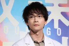 “木漏れ日牧野先生”…松下洸平、木陰に佇む白衣姿のピースショットに「カッコイイ」の声<放課後カルテ>