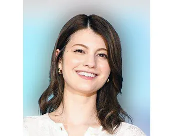 細くて長いおみ足があらわ…マギー、スリットから露出した生足美脚に「美しすぎる」と反響