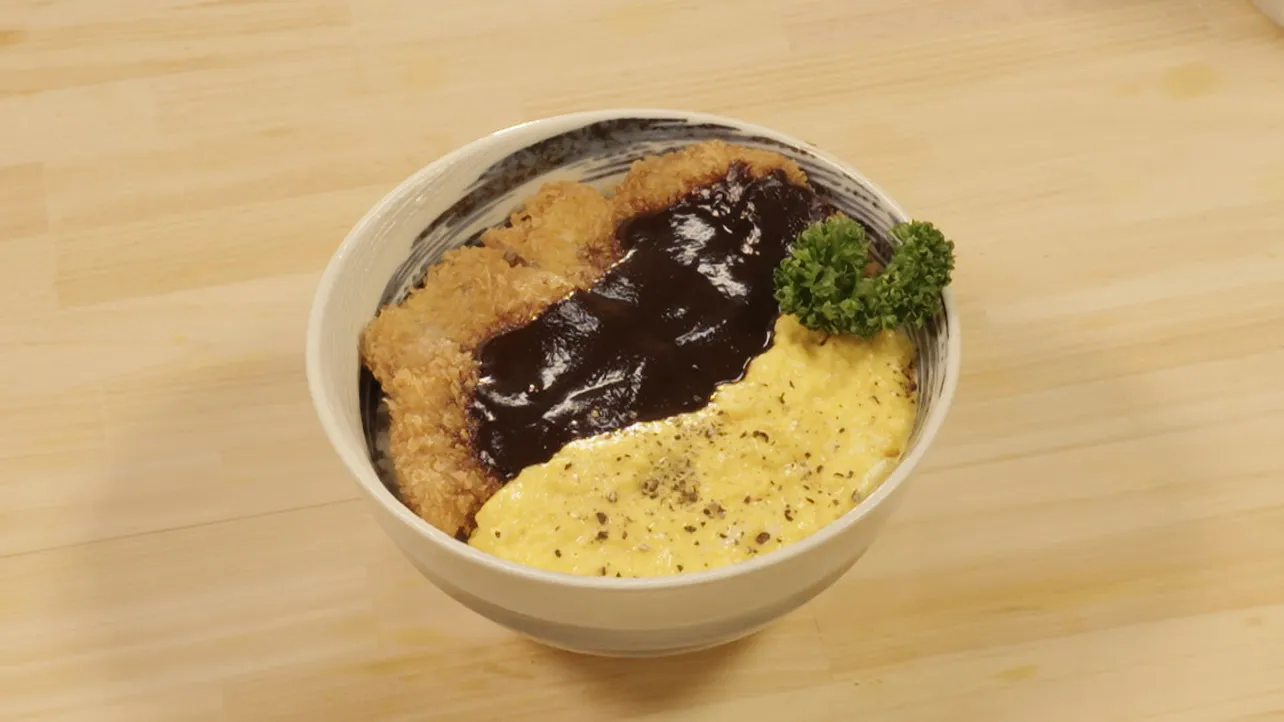 「おっちゃんキッチン」第8話より＜本日のおまかせ＞味噌&カルボナーラあいがけカツ丼