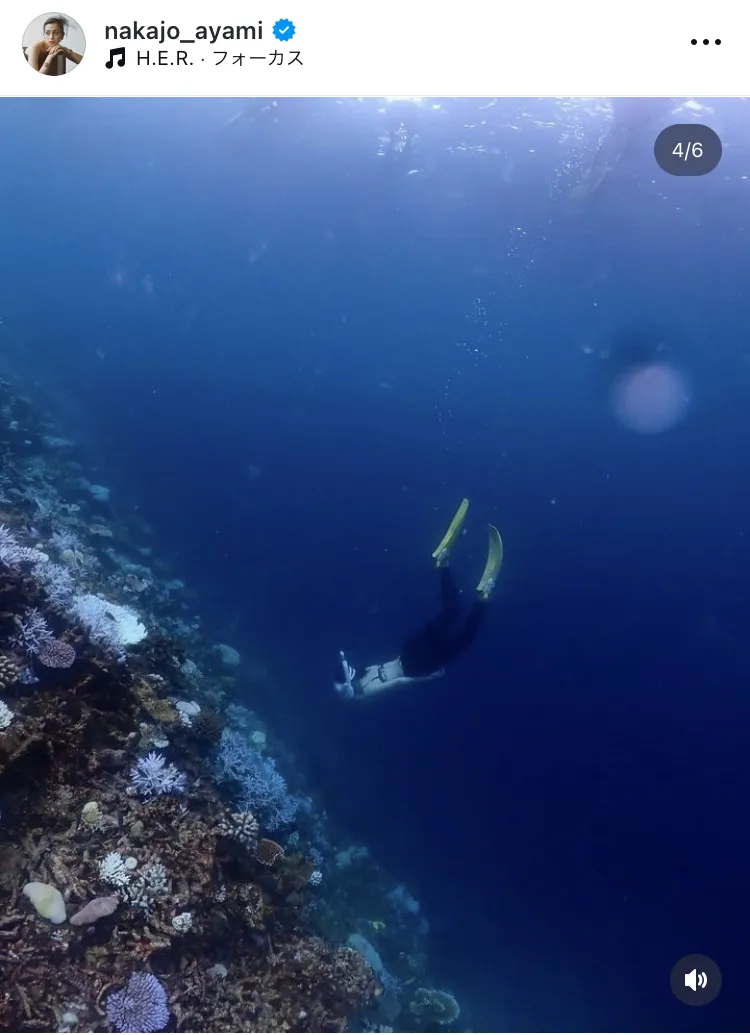 【写真】海の中で美しいエビ反りを披露する中条あやみ