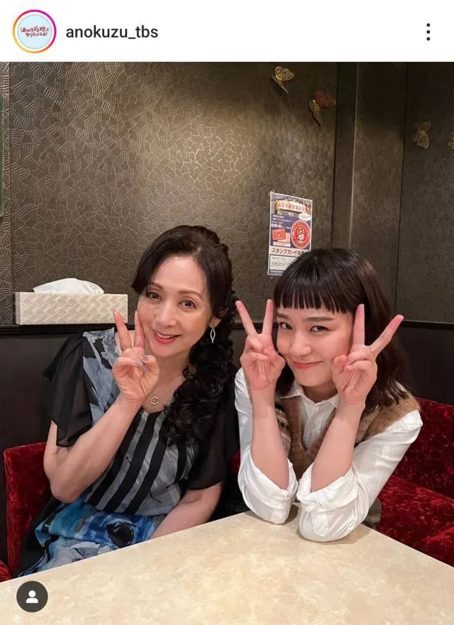 【写真】奈緒＆斉藤由貴、笑顔&ピースの仲良しショット