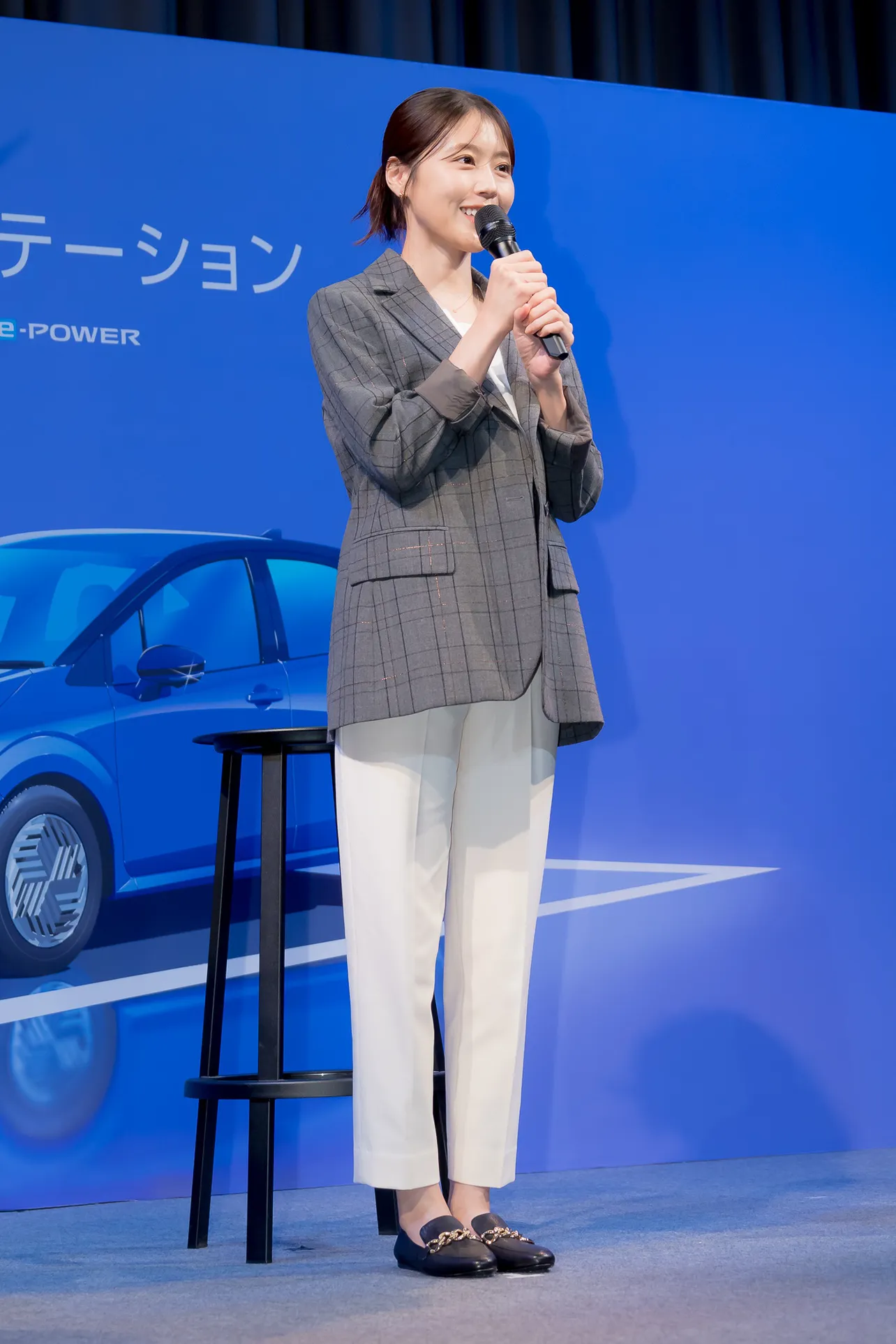 【写真】有村架純、チェックのジャケット×ホワイトのボトムスで登場