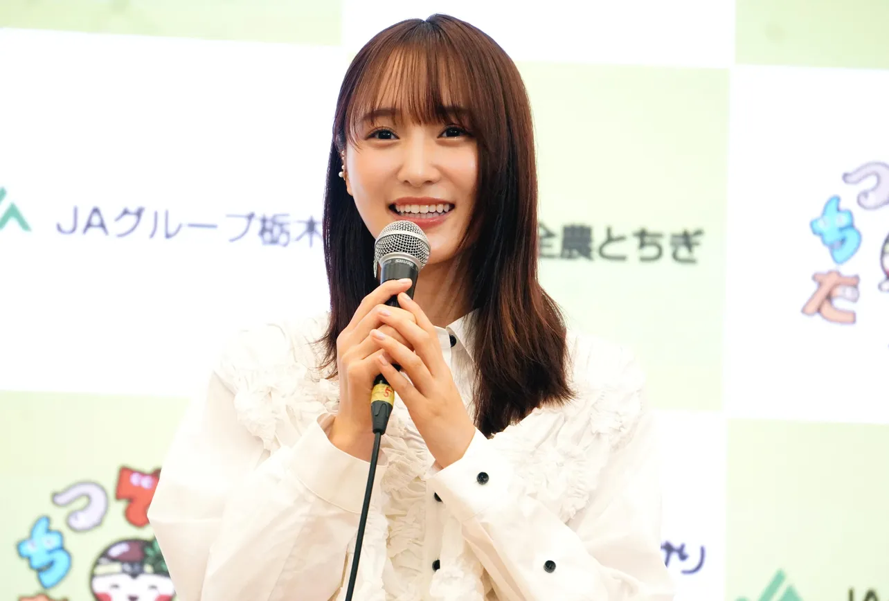 【写真】米をイメージした白い衣装で登場した菅井友香