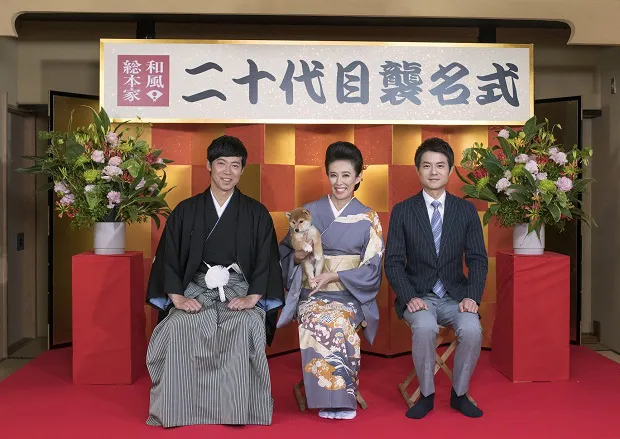 20代目豆助襲名式に登壇した(左から)東貴博、20代目豆助を抱く萬田久子、増田和也アナ