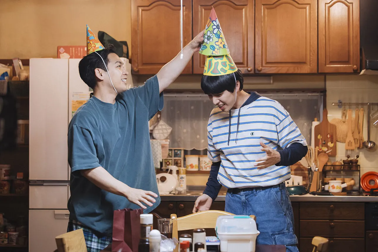 【写真】誕生日会の準備を楽しそうにする柳楽優弥“洸人”と坂東龍汰“美路人”