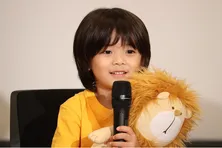 佐藤大空“ライオン”、本物のライオンを見て笑顔ではしゃぐ姿に「最高にかわいい」の声＜ライオンの隠れ家＞