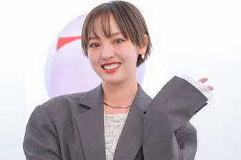 元モーニング娘。飯窪春菜、おしり画の個展初開催 同期・工藤遥をモデルにした1枚も展示