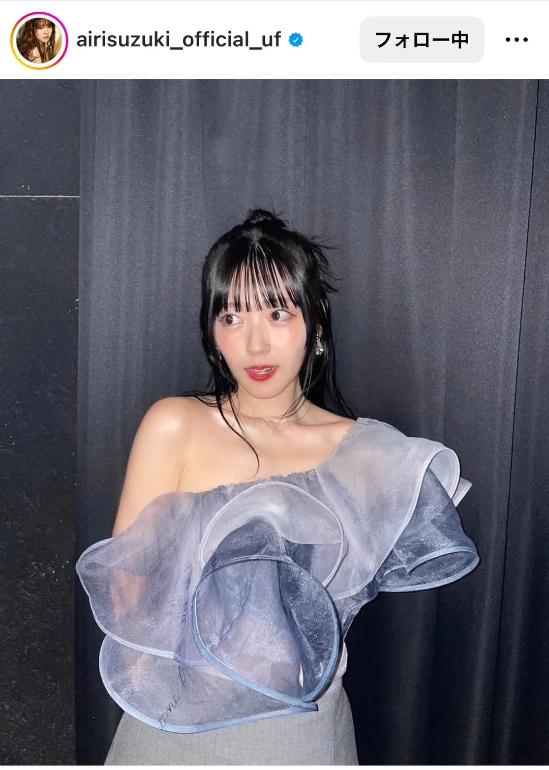  鈴木愛理、デコルテが大きくざっくり…斜め半分開いたアイドル衣装姿