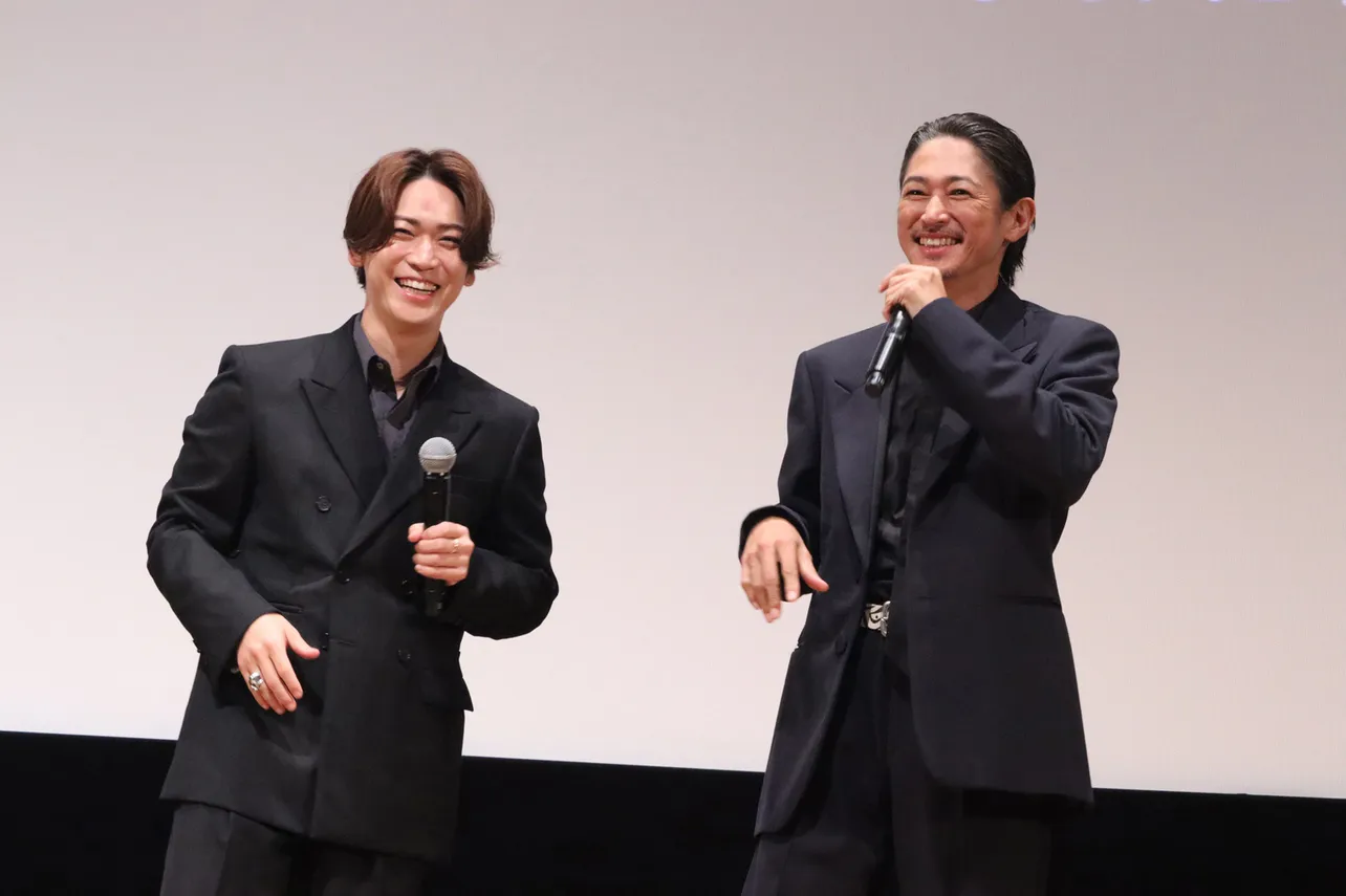 【写真】息ぴったり…ステージ上で爆笑する窪塚洋介、亀梨和也