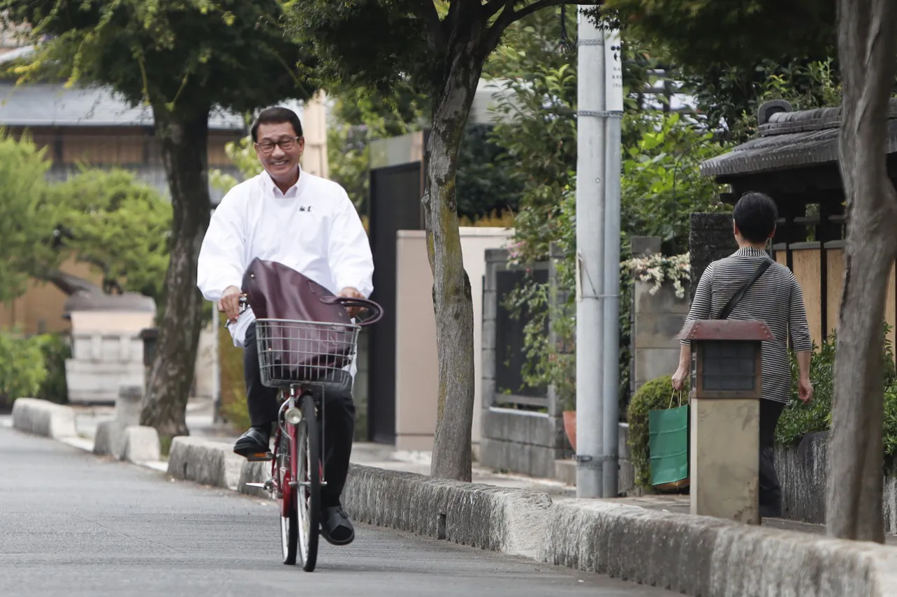 【写真】笑顔で自転車を漕ぐ静(中井貴一)