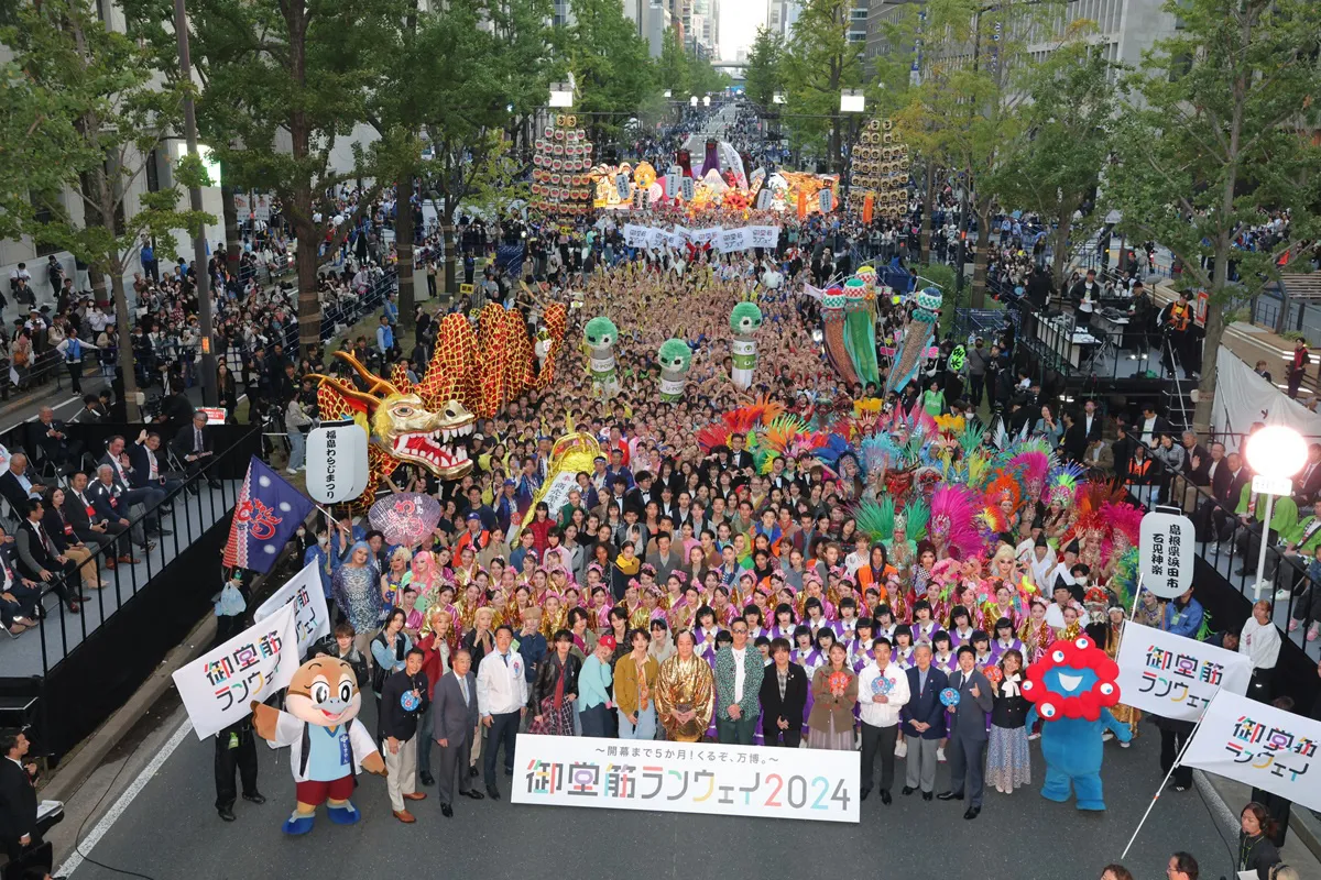 大阪・御堂筋で開催された「御堂筋ランウェイ2024」に登場したJO1