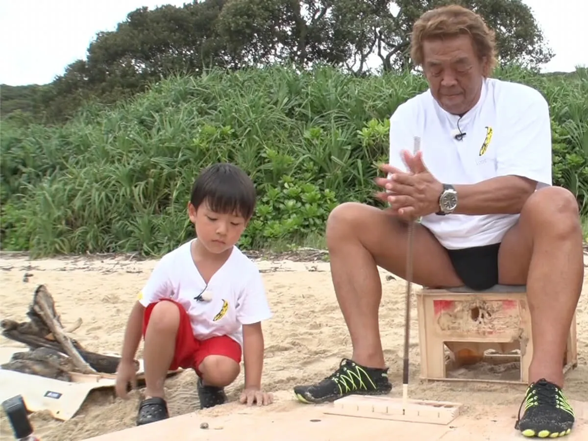 【写真】長州力が5歳の孫・由真くんと「脱出島」にチャレンジ