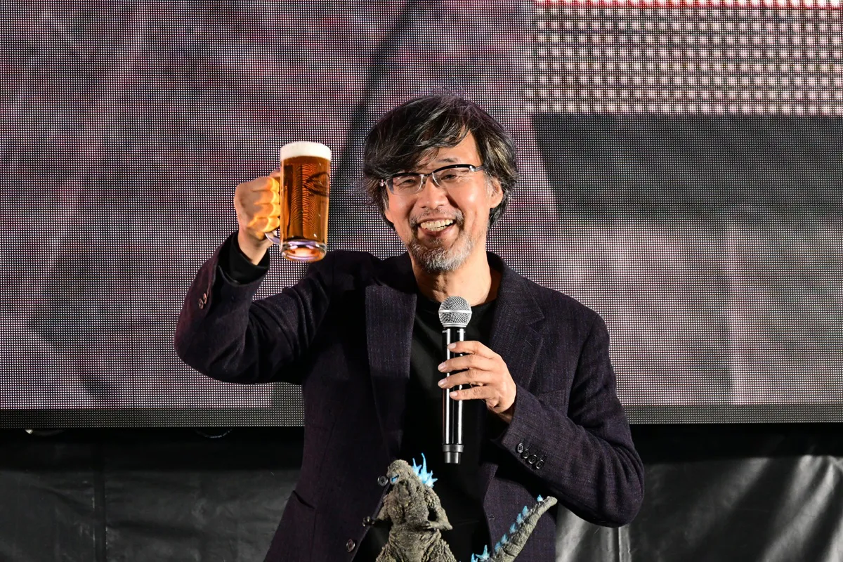 【写真】「ゴジラ-1.0」の山崎貴監督がビール片手に笑顔を見せる