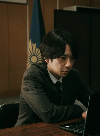 二宮和也“参事官・高野龍之介”＆高橋和也“刑事・丸山克次”＜インフォーマ-闇を生きる獣たち-＞警察での新場面写真公開