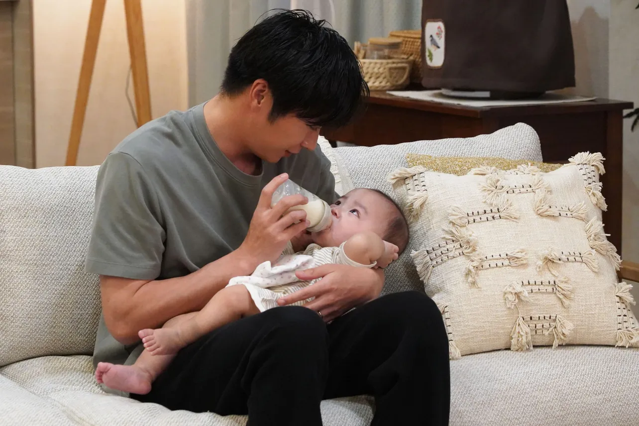 【写真】我が子を抱きかかえ笑顔でミルクを飲ませる田中圭“宏樹”