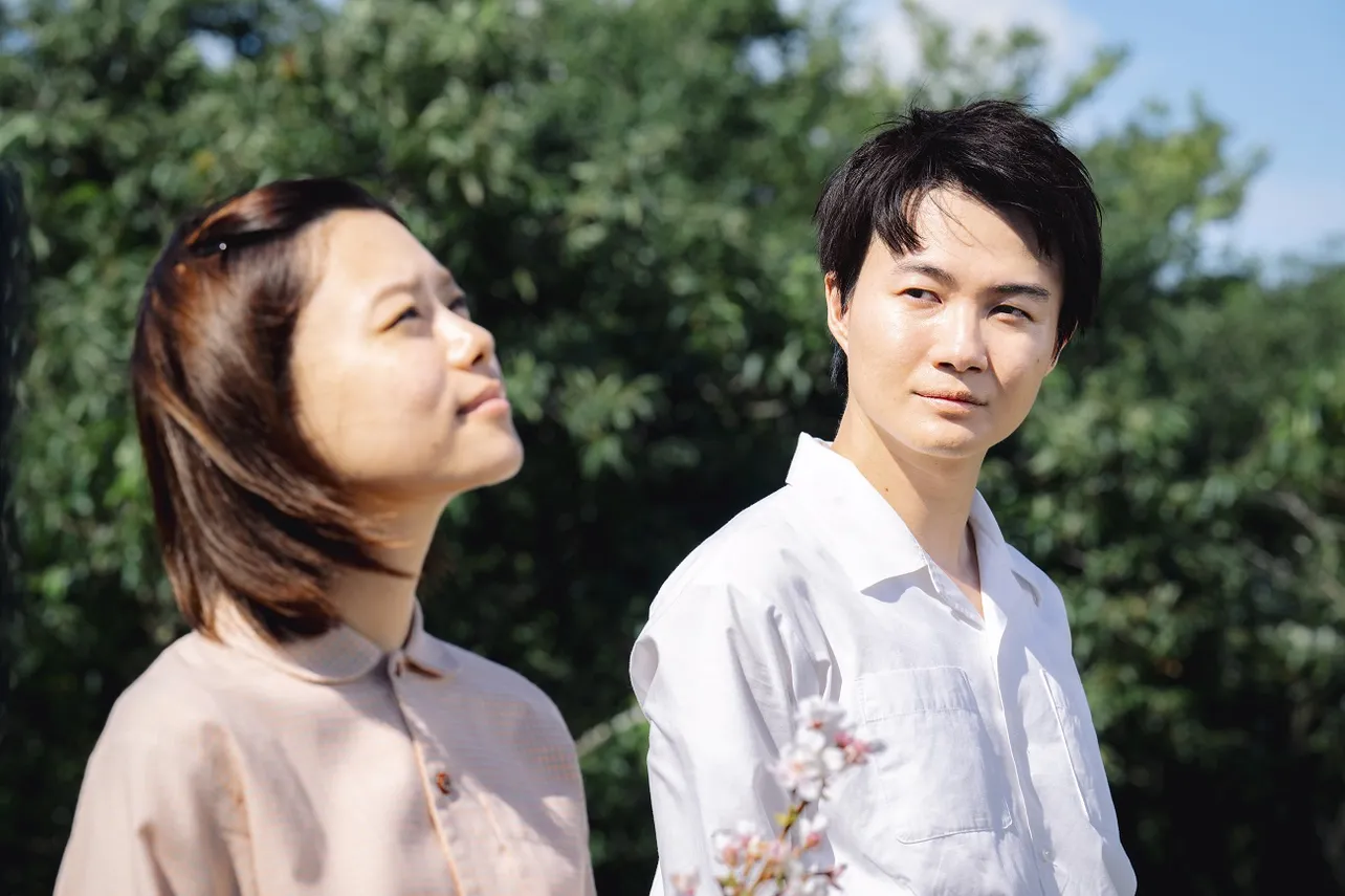 【写真】杉咲花“朝子”を優しい表情で見つめる神木隆之介“鉄平”