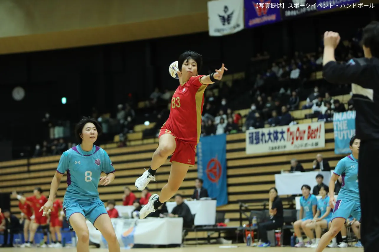 【写真】ボールを持ってシュートを決めようとする女子選手