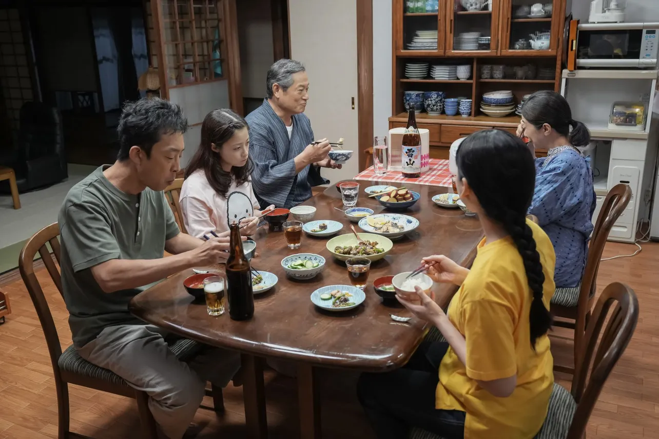 【写真】家族とご飯を食べながら考え事をする結(橋本環奈)