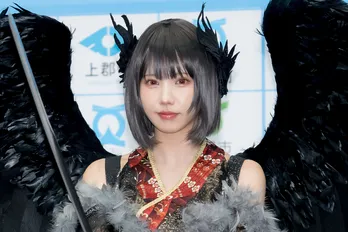 えなこ、八咫烏をイメージした衣装で登場 地方創生への意気込み語る「少しでも貢献できたら」