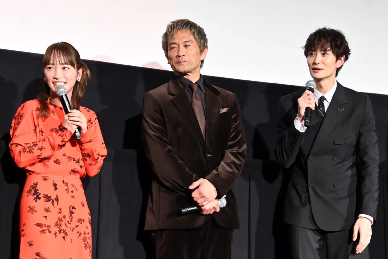 映画「アングリースクワッド　公務員と7人の詐欺師」完成披露上映会より