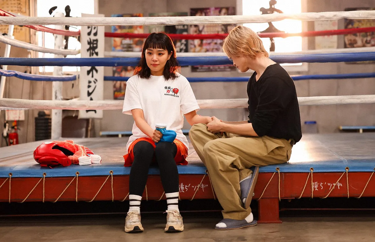 【写真】まるで王子様…ほこ美“奈緒”の手をジッと見つめる玉森裕太“海里”