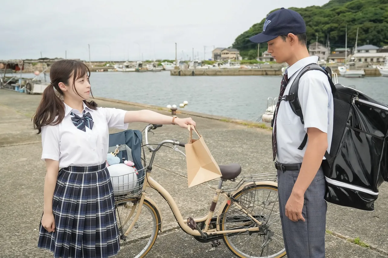 【写真】翔也(佐野勇斗)に紙袋を差し出すツインテールの結(橋本環奈)