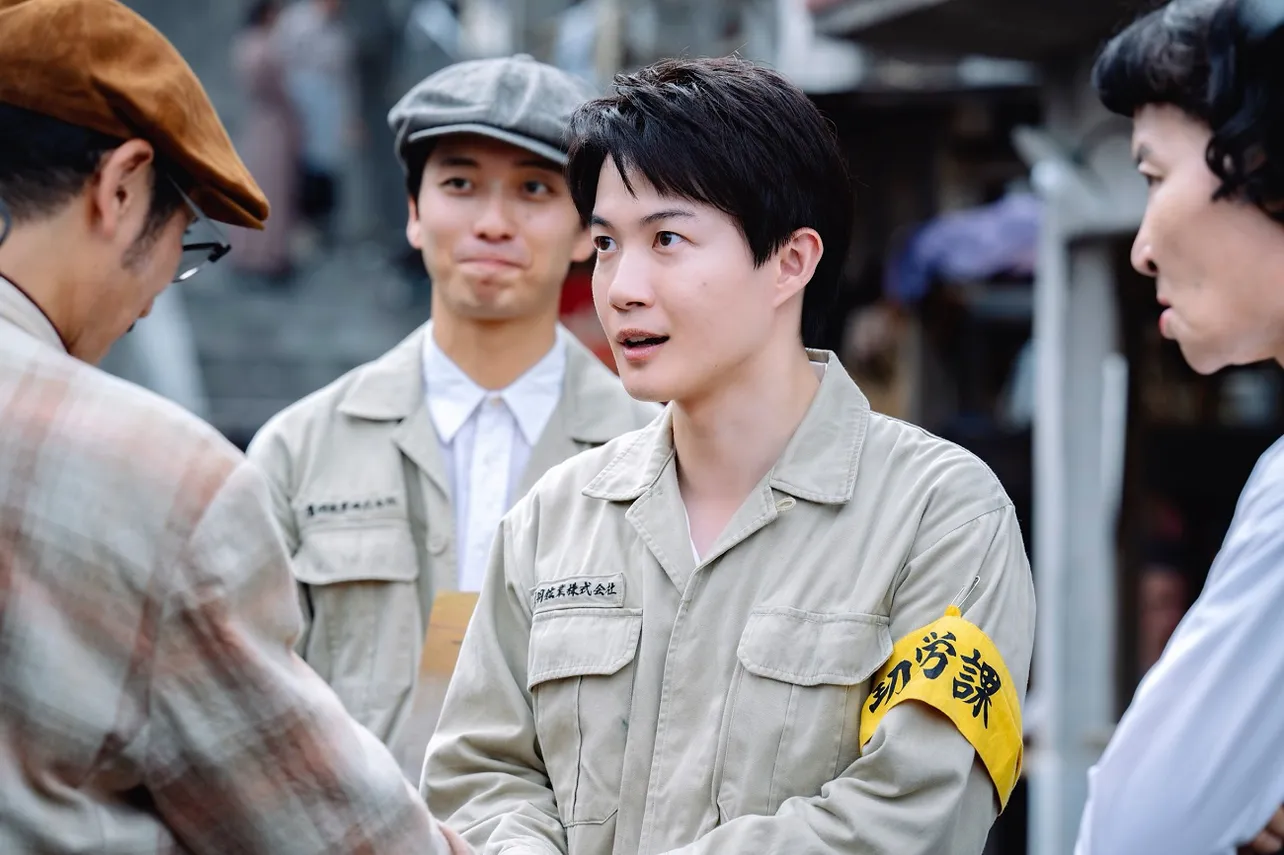 【写真】渋川清彦“夏八木”と話をする神木隆之介“鉄平”