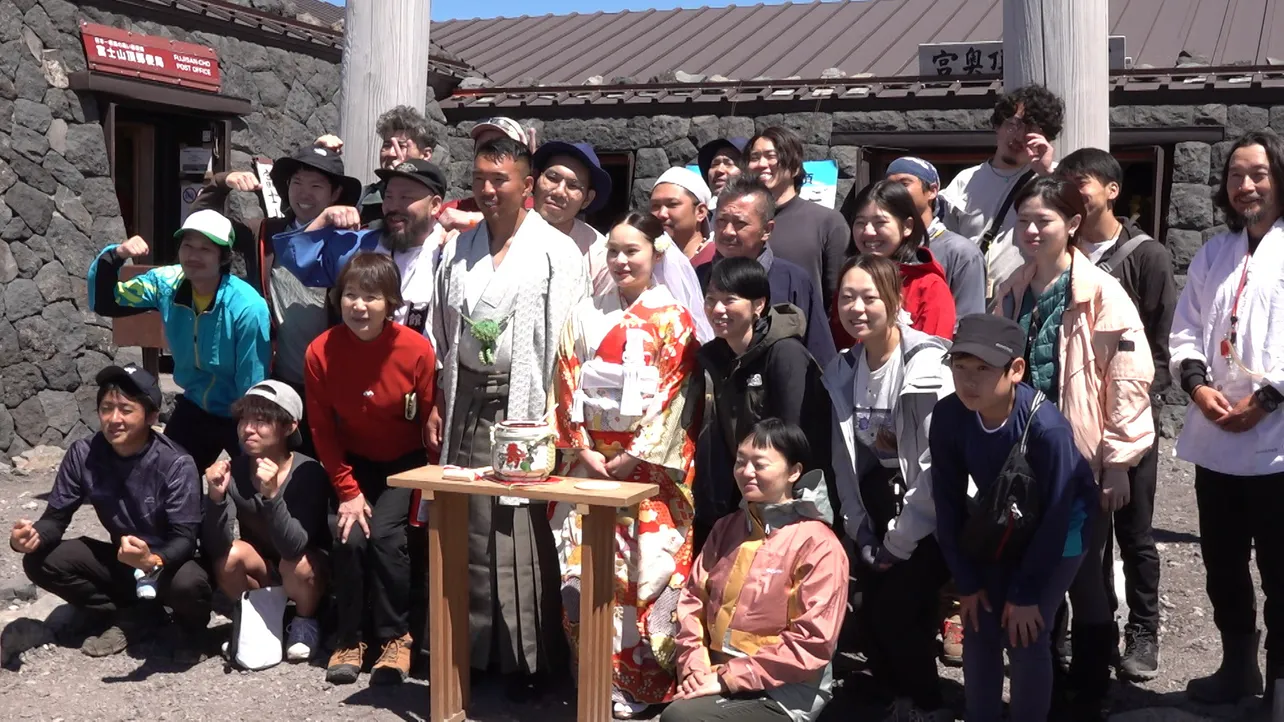 【写真】富士山で結婚式を挙げる人たち