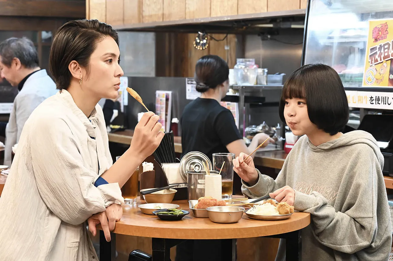 【写真】エマ(秋元才加)との食事で、料理をほおばる亮子(趣里)がかわいい