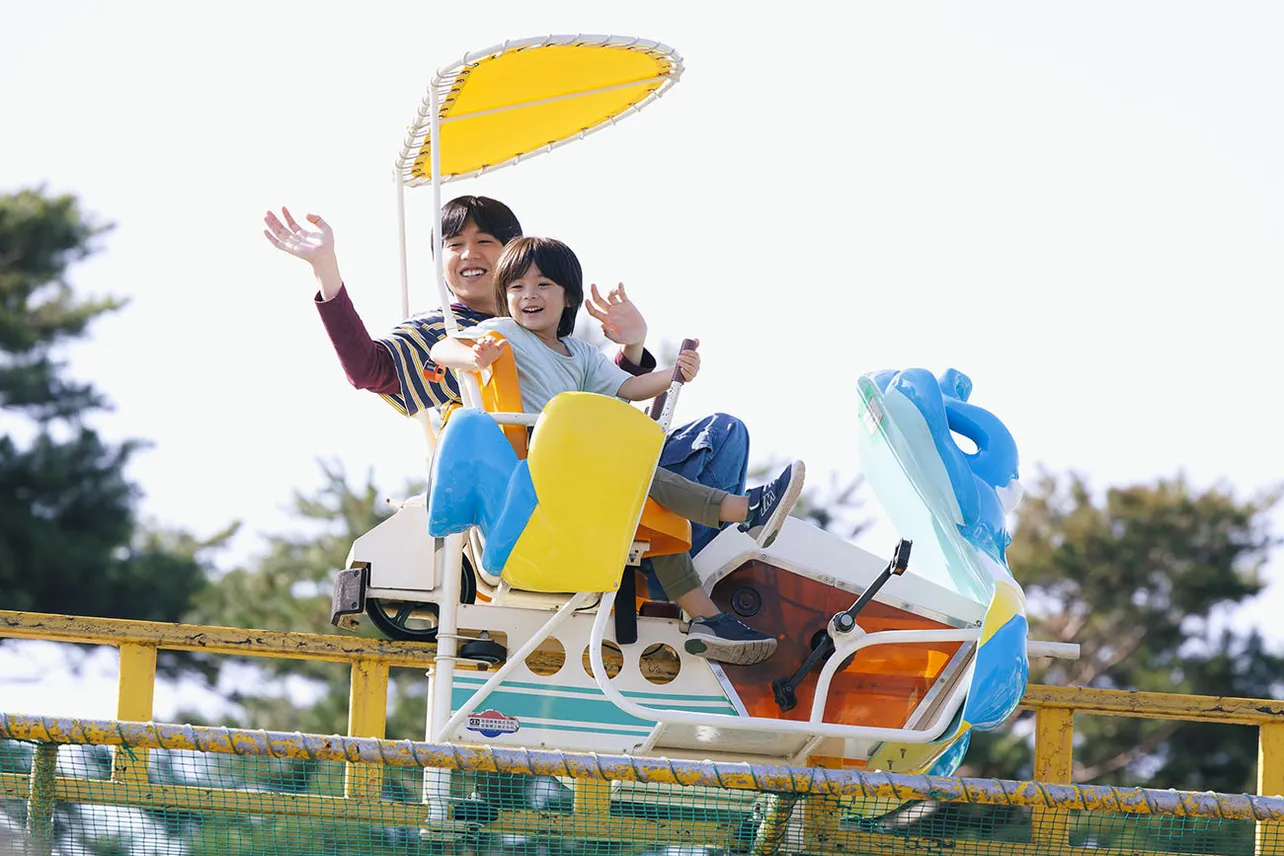 【写真】佐藤大空“ライオン”と遊具に乗り笑顔で手を振る坂東龍汰“美路人”