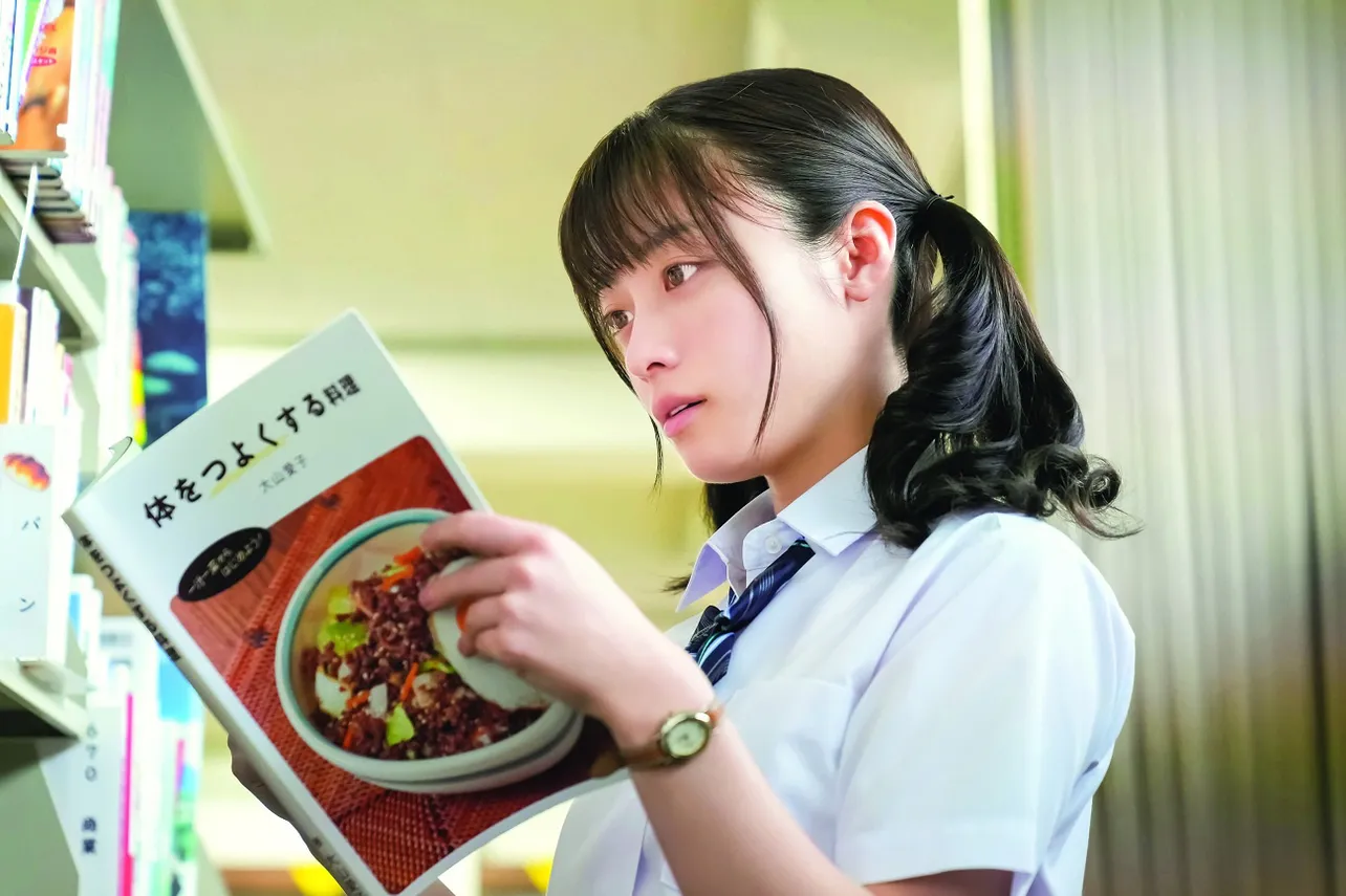 【写真】連続テレビ小説「おむすび」第7週より栄養の本を読む結(橋本環奈)