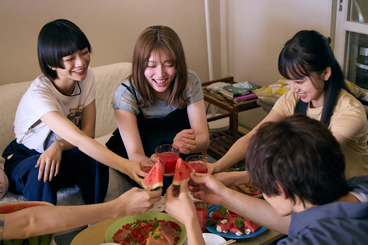 【写真】乾杯をしてはしゃぐ清原果耶“優希”たち