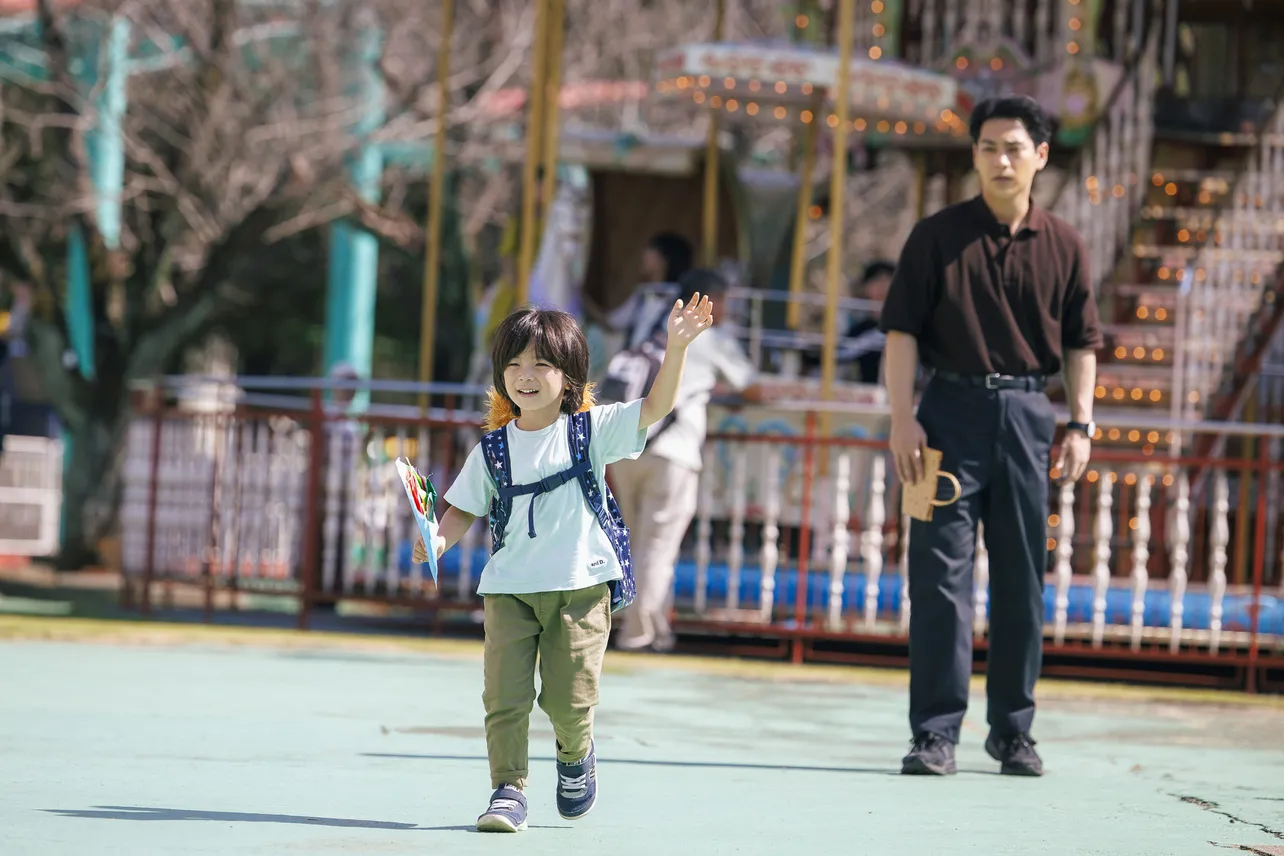 【写真】洸人(柳楽優弥)はライオン(佐藤大空)が笑顔で母親に駆け寄る姿を優しく見守る